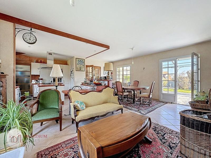 Maison - 202 m² - 8 pièces