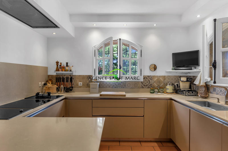 Propriété - 296 m² - 8 pièces