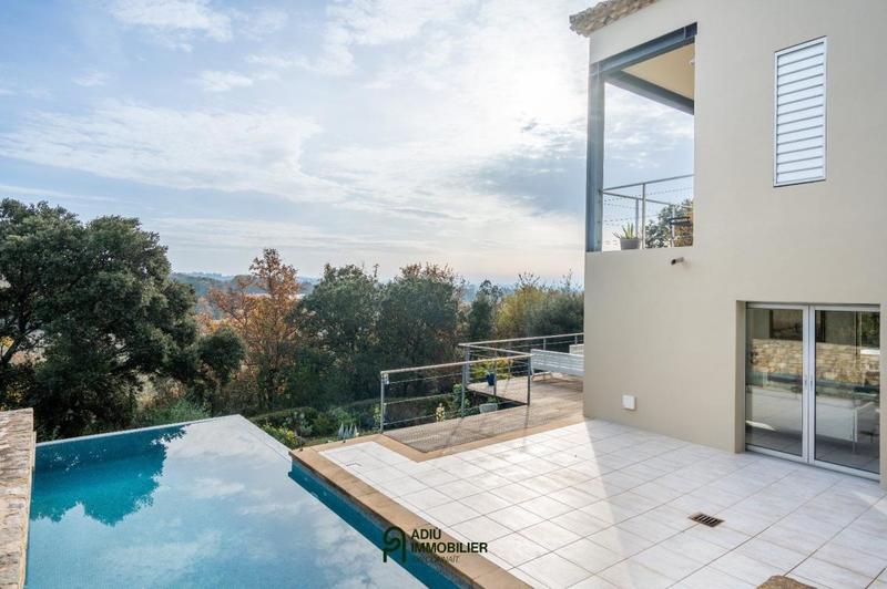 Propriété - 250 m² - 7 pièces