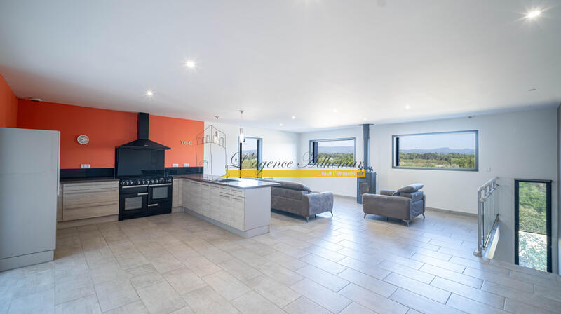 Maison - 201 m² - 7 pièces