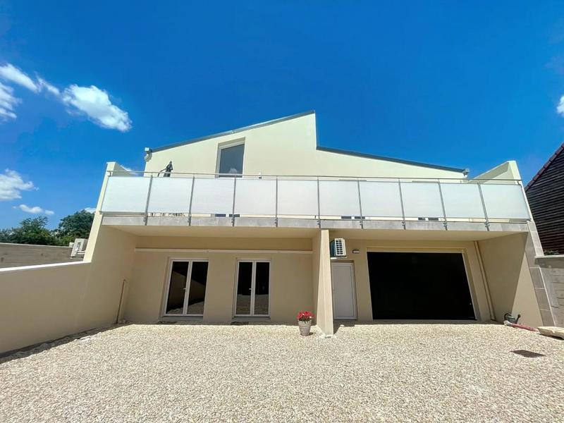 Maison - 216 m² - 8 pièces