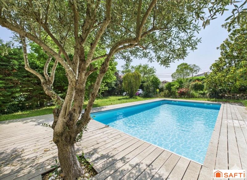 Maison - 220 m² - 8 pièces