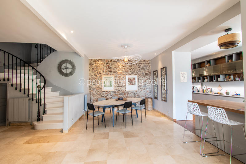 Maison - 215 m² - 6 pièces