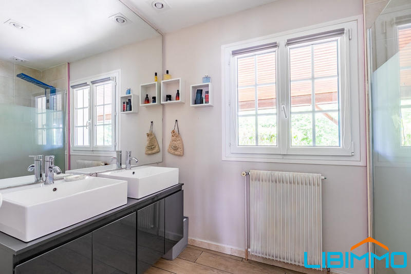 Maison - 257 m² - 8 pièces