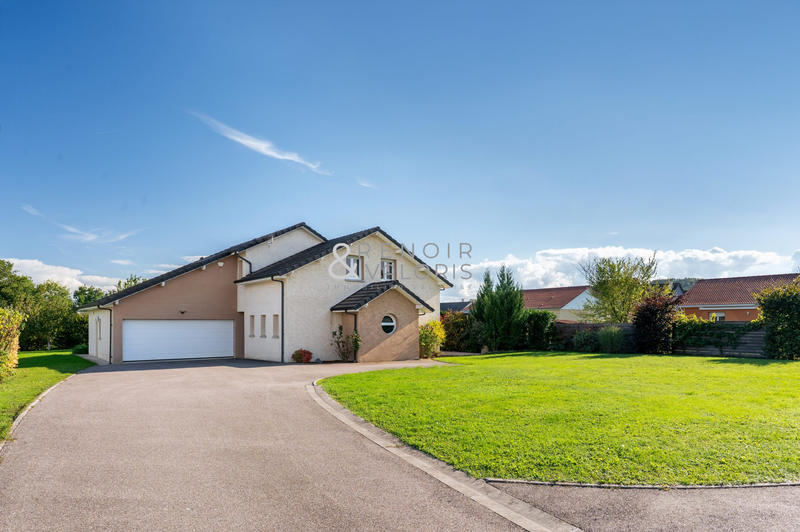 Maison - 270 m² - 7 pièces