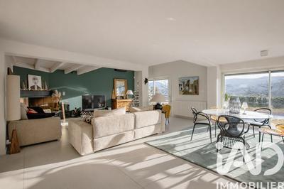 Maison - 243 m² - 9 pièces