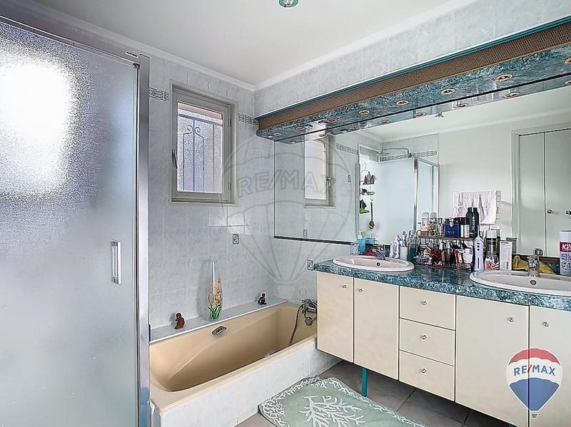 Maison - 222 m² - 9 pièces