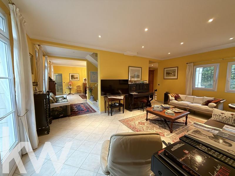 Maison - 219 m² - 7 pièces