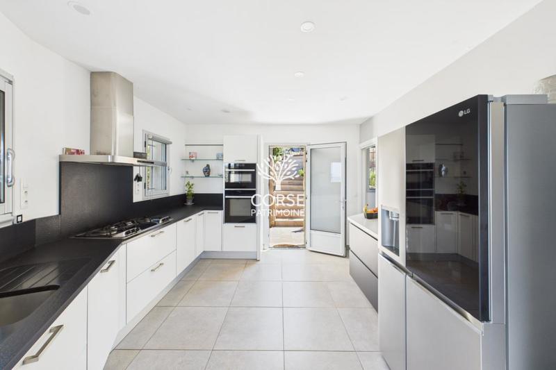 Villa - 220 m² - 8 pièces