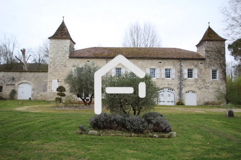 Maison - 943 m² - 24 pièces