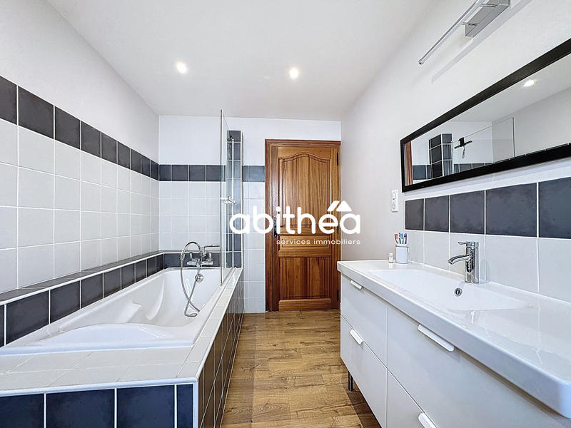 Maison - 164 m² - 9 pièces