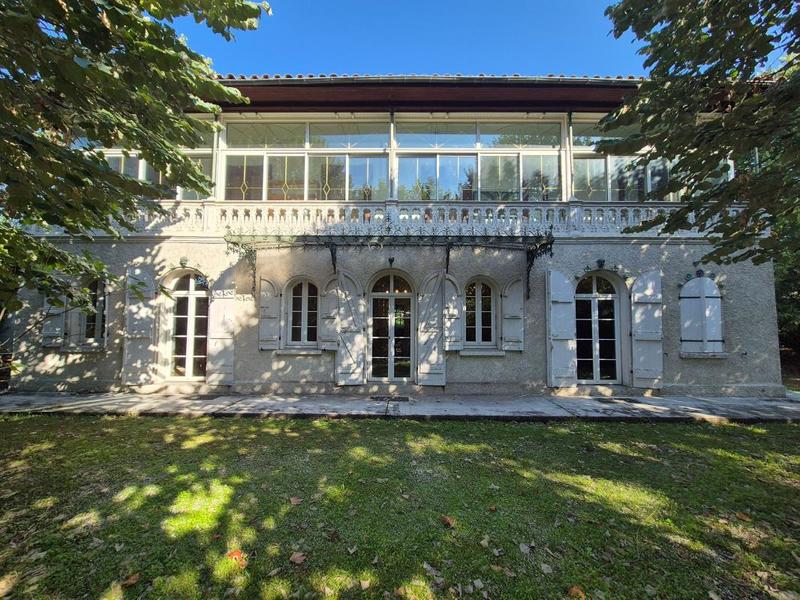 Maison - 215 m² - 10 pièces