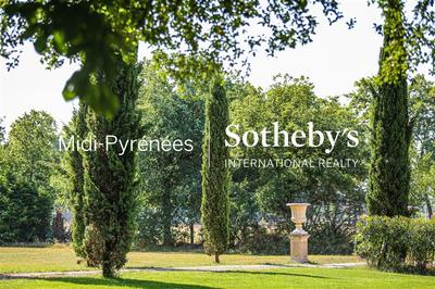 Maison - 1 000 m² - 20 pièces