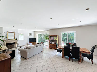Maison - 240 m² - 8 pièces