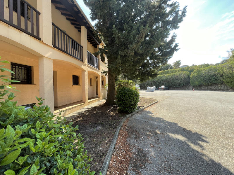 Fonds de commerce - Magasins - 128 m²