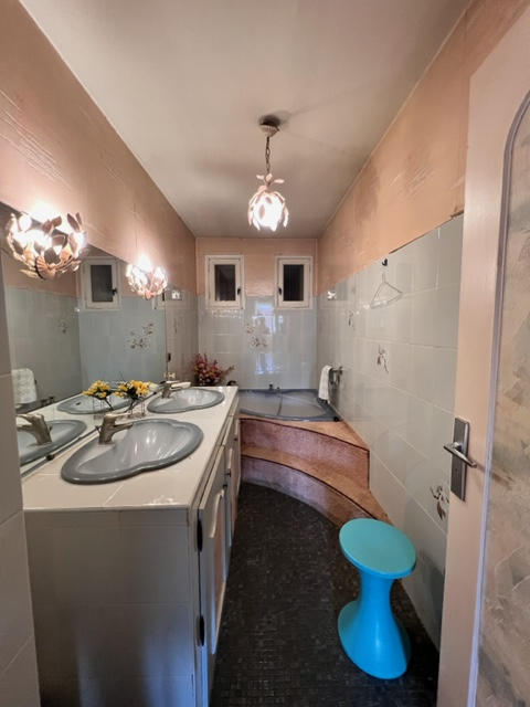 Maison - 210 m² - 11 pièces