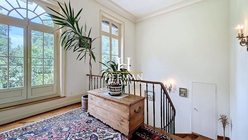 Maison - 300 m² - 8 pièces