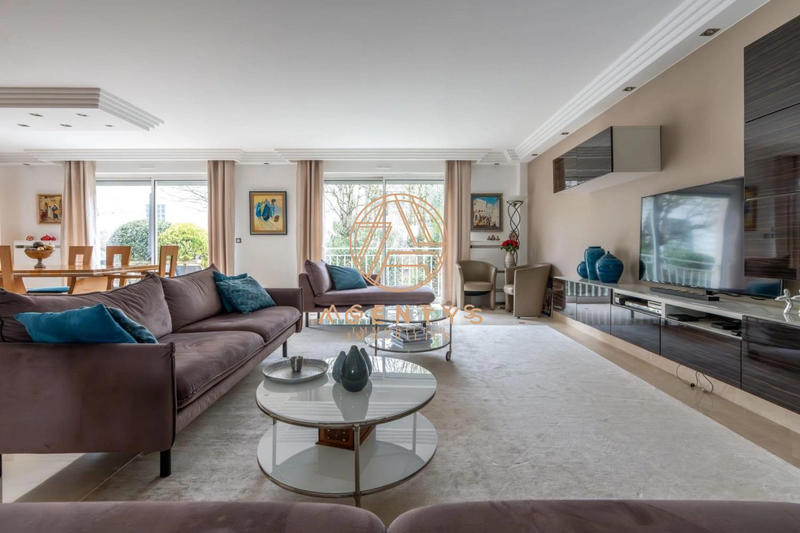 Maison - 205 m² - 8 pièces