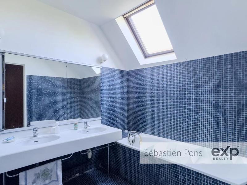 Maison - 230 m² - 8 pièces