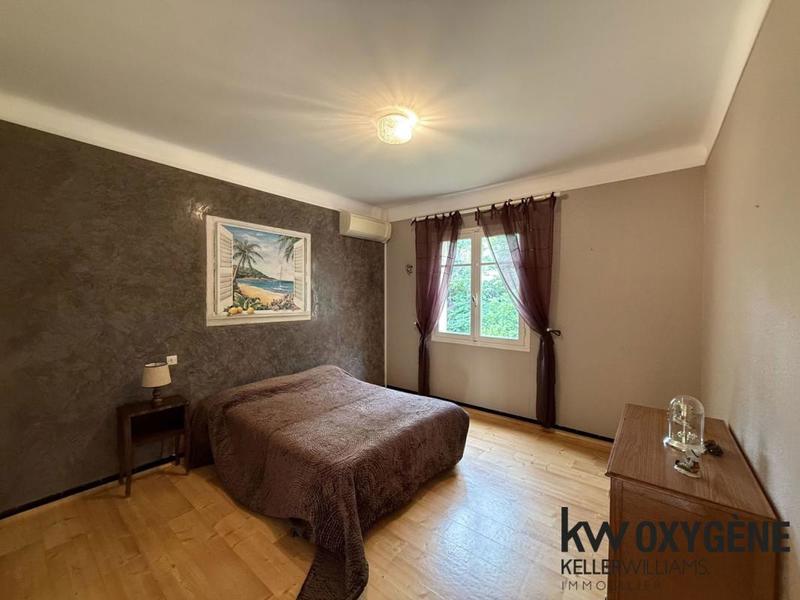 Propriété - 223 m² - 6 pièces