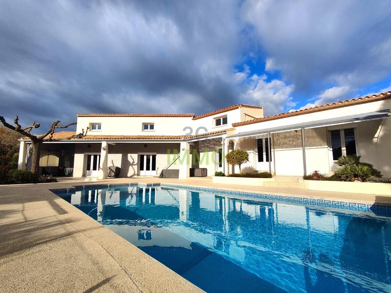 Maison - 238 m² - 8 pièces