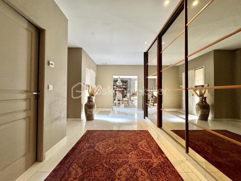 Maison - 250 m² - 8 pièces