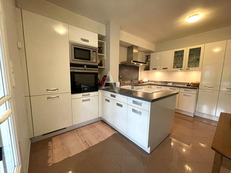 Maison - 251 m² - 8 pièces