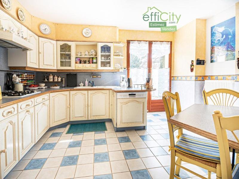 Pavillon - 215 m² - 8 pièces