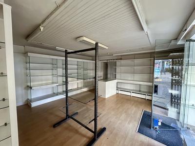Local commercial - 130 m² - 4 pièces