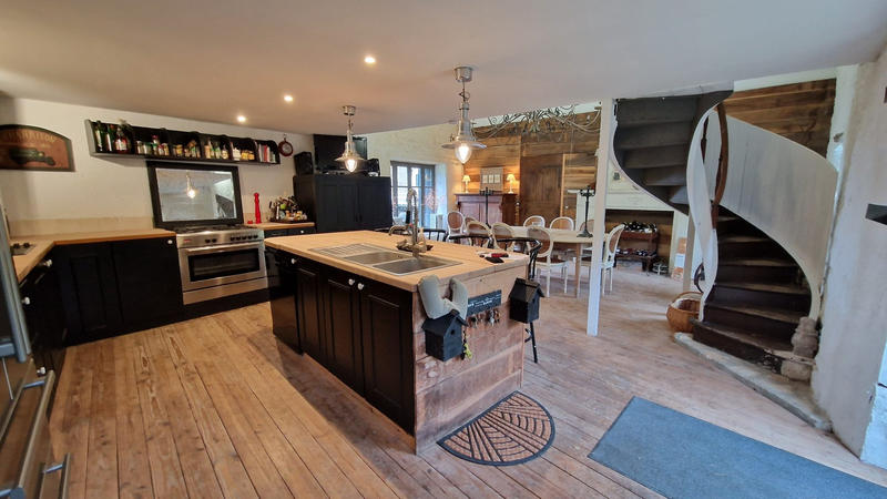 Maison - 270 m² - 8 pièces