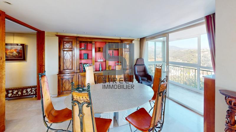 Maison - 408 m² - 8 pièces