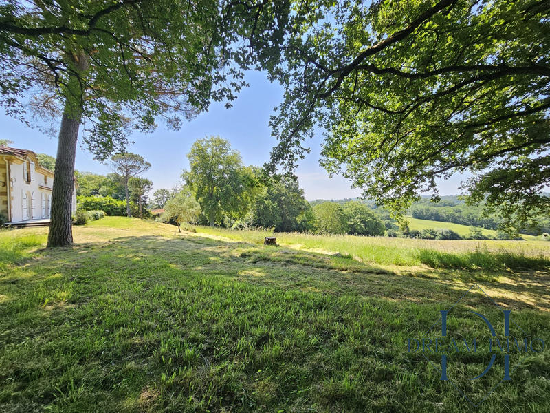 Maison - 420 m² - 11 pièces