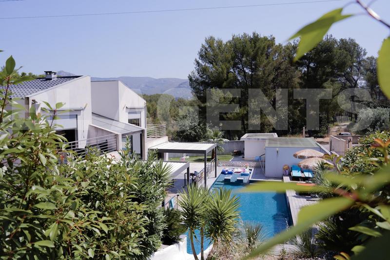 Maison - 260 m² - 6 pièces