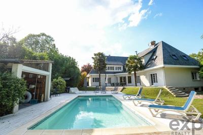 Propriété - 318 m² - 10 pièces