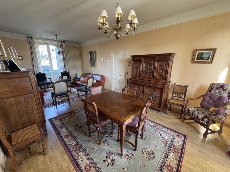 Maison - 202 m² - 9 pièces