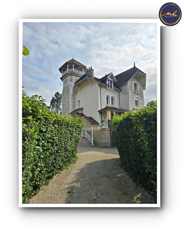 Villa - 264 m² - 10 pièces