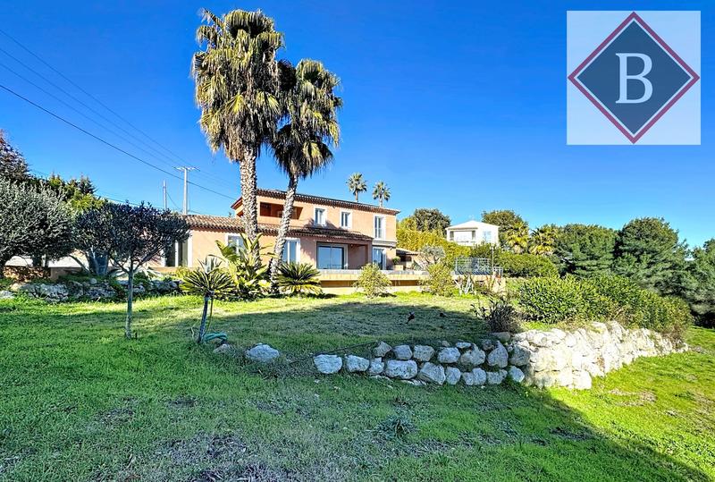 Maison - 250 m² - 6 pièces