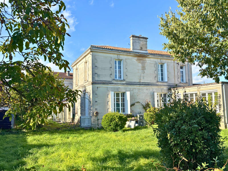 Maison - 264 m² - 9 pièces
