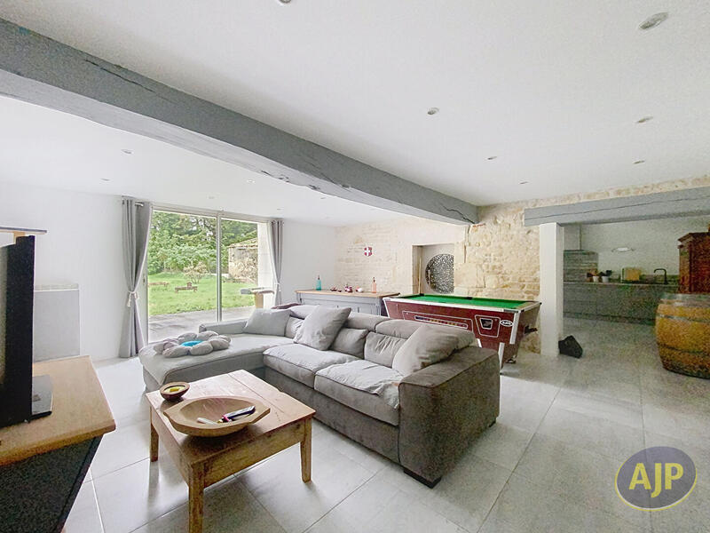 Maison - 218 m² - 6 pièces