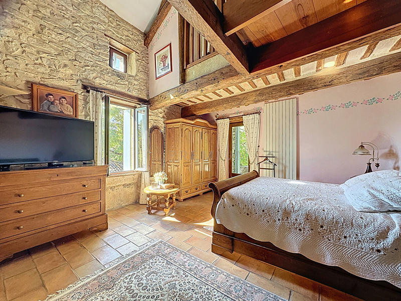 Maison - 331 m² - 9 pièces