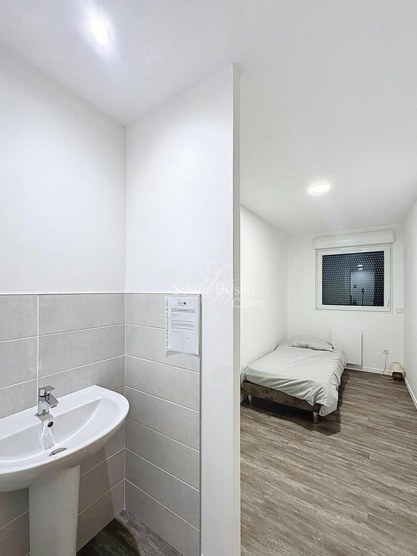 Local commercial - 2 400 m² - 20 pièces