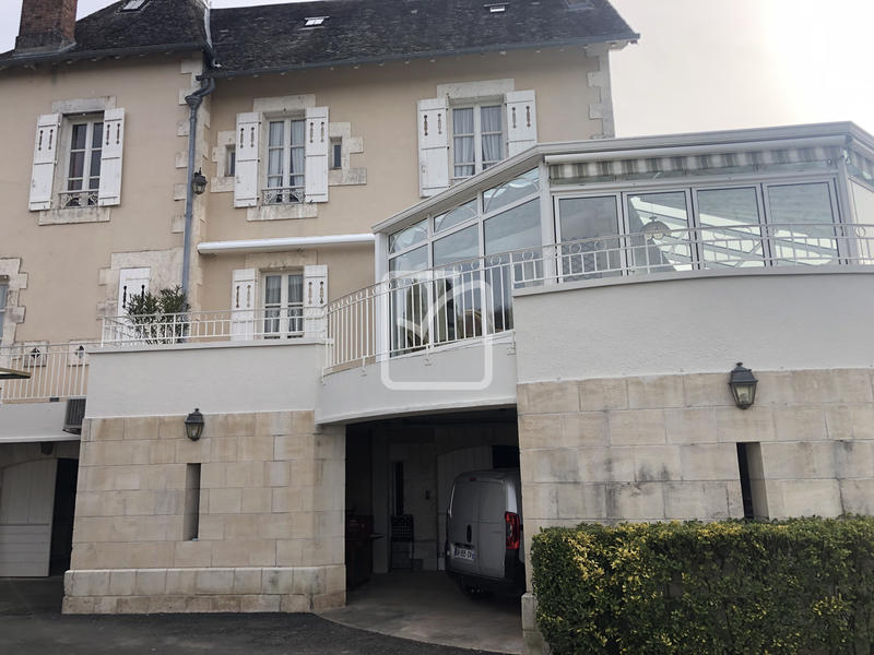 Maison - 250 m² - 8 pièces
