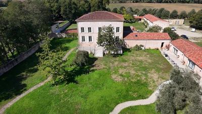 Propriété - 768 m² - 17 pièces