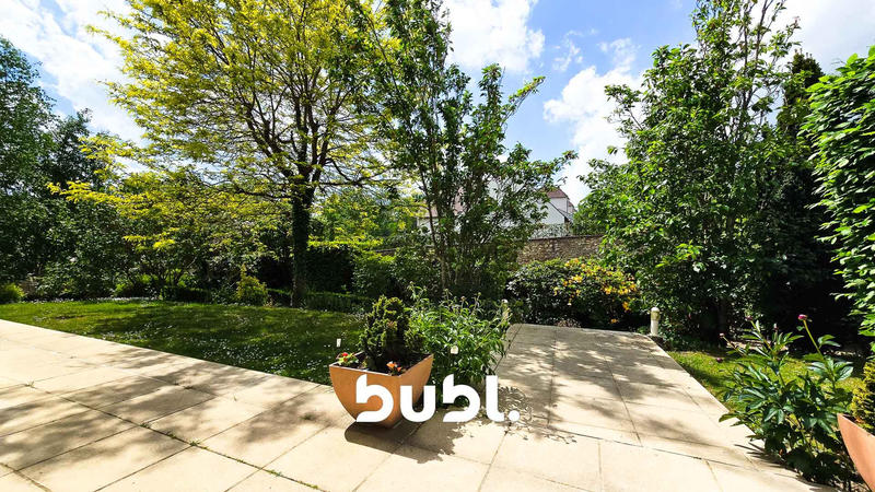 Maison - 302 m² - 12 pièces