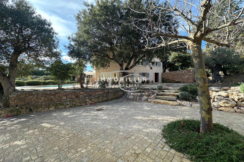 Maison - 207 m² - 8 pièces