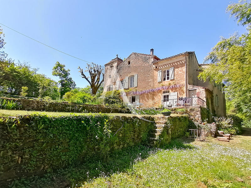 Maison - 260 m² - 10 pièces