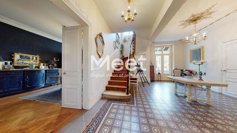 Propriété - 425 m² - 9 pièces