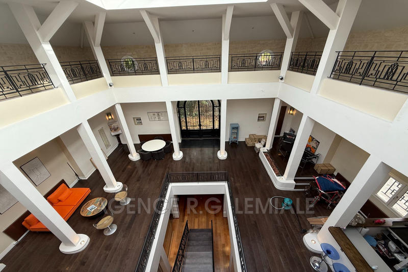 Maison - 937 m² - 15 pièces