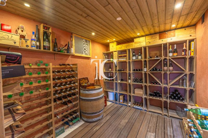 Maison - 260 m² - 6 pièces