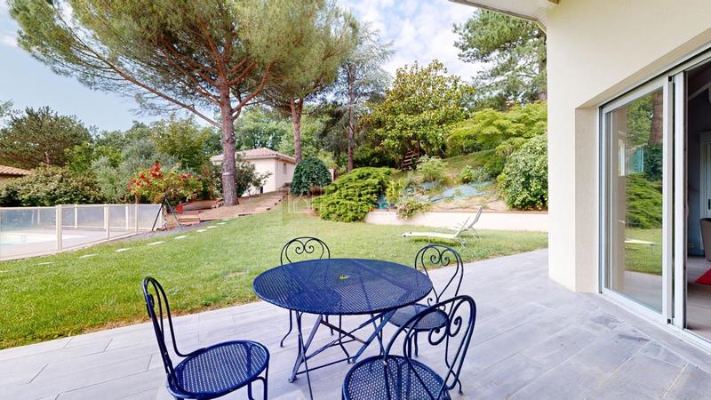 Maison - 250 m² - 6 pièces